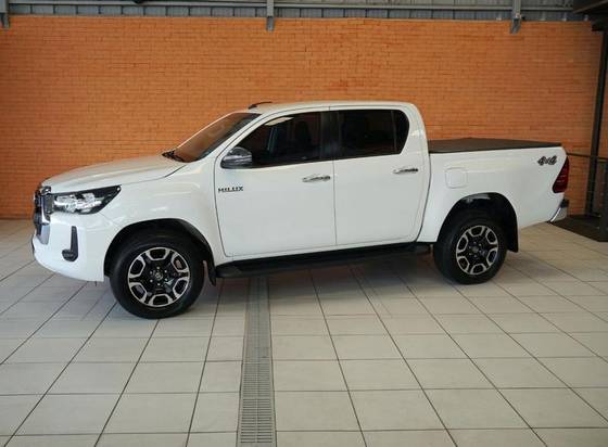 TOYOTA HILUX 2.8 D-4D TURBO DIESEL CD SRV 4X4 AUTOMÁTICO